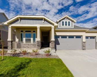 Three bedrooms House, 2 full bathrooms, kitchen and dinning room. - Aurora - Edificio