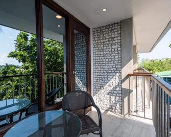 Dhigurah Cottage - Dhigurah - Balcón