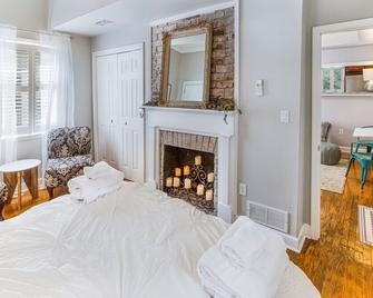 Charming Cottage Steps Away from Forsyth Park by Lucky Savannah - Savannah - Bedroom