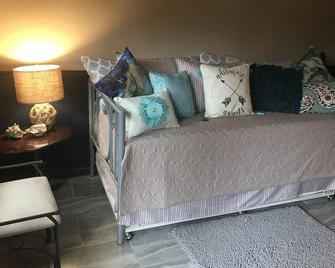 Awesome getaway on the Bay! 265' pier; pool, spa, tons of amenities, great views - Bacliff - Living room