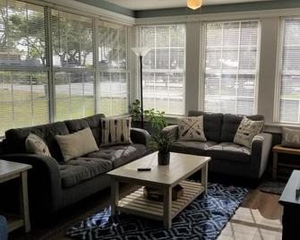Sandy Toes Cottage @ Lake Weir - Ocklawaha - Living room