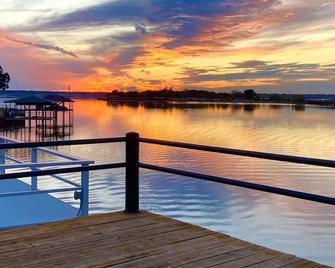 Gorgeous Open Water Views For A Summertime Getaway. Great Fishing! Sleeps 20+ - Gun Barrel City