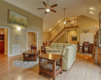 Lakefront, 10 Bedrooms, 5.5 Baths, Sleeps 32, Dock, Twin Cove Marina. 6 Mins I75 - Caryville - Вітальня