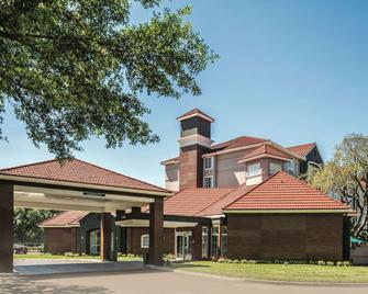 La Quinta Inn & Suites by Wyndham Orlando Lake Mary - Lake Mary - Rakennus