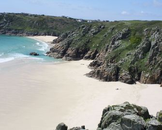 Compact traditional cottage - Coastal Village of Treen - Lands End - Beach