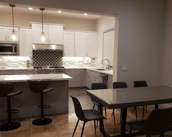 Tesla Ev Charger Heated Pool Hot Tub Spa Near Airport, Uc Davis, Old Sac, Dt - West Sacramento - Kitchen
