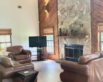 Private lakeside cabin with fire pit, GAME ROOM, kayaks. - Crescent City - Sala de estar