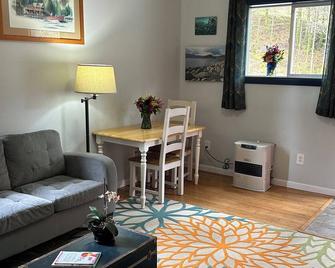 Cozy, quiet cottage surrounded by large spruce trees and Mountain View’s. - Kodiak - Living room