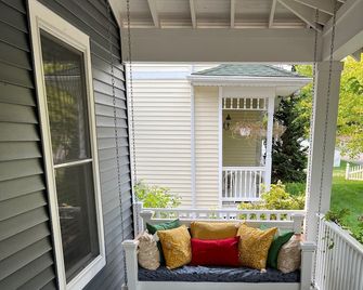 Spacious Lakeside cottage - Sleeps 16 - steps to Pool, Fitness, & Pickleball - Marblehead - Balcón