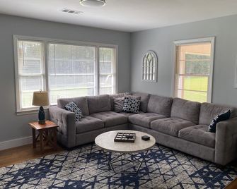 Winter discounts - book now! Lake Front - stunning view from private dock! - Hartwell - Huiskamer