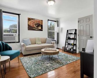 Be Comfy 2br|4min To Mohegan Sun|plush Beds - Norwich - Living room