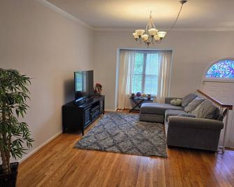 Spacious Quiet 3 Bedrooms and 4 Bathrooms Townhome 40 mins from DC Free Parking and Pet Friendly - Germantown - Living room