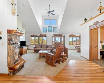 Three generations of ranch families have homesteaded on this 40 acre property - Piedmont - Comedor