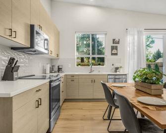 Amazing and Comfy Home With A Fire Place and Big Backyard - Vancouver - Kitchen