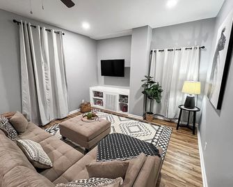 Your home away from Home. 4 blocks from downtown, 2 miles from MTSU - Murfreesboro - Living room