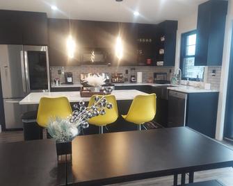 Beauty just steps to the beach! - Asbury Park - Kitchen