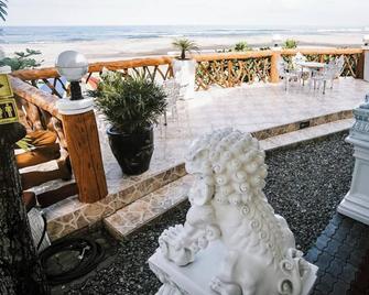 A charming ocean front resort... - San Juan - Innenhof