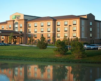 Holiday Inn Express & Suites Wichita Northeast By IHG - Wichita - Rakennus