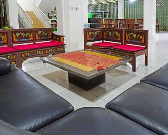 OYO Life 91571 Hotel Ss Bukit Cemara Syariah - Batu - Lounge