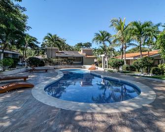Dog-Friendly & Convenient Studio with Shared Pool, Lanai, Water Views - Coco - Pool