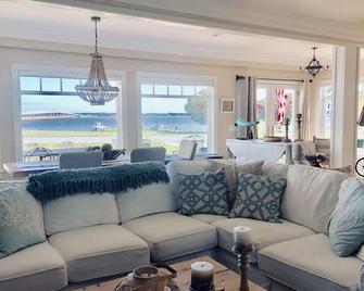 Attractive Waterfront Home over looking Choptank River. Sleeps 5 - Cambridge - Living room