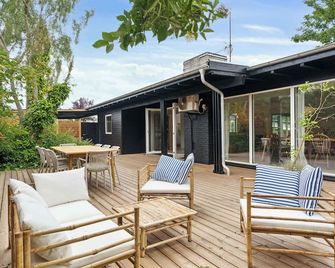 Seaside Hotel Atmosphere 100 Meters From The Sea - Stroby Ladeplads - Binnenhof