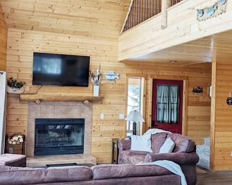 Room to gather inside and out with Rainy Lake access! - Internationaal Falls - Huiskamer