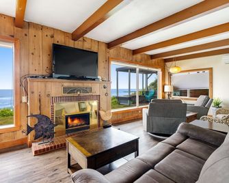 Charming Oceanfront House with Gorgeous Water Views & Beach Access - Lincoln Beach - Sala de estar