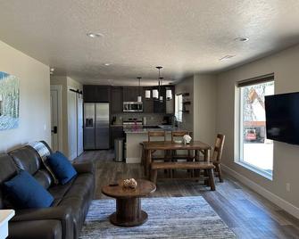 Relax at our Waterfront \ Hot Tub \ Near Tamarack - NEW - Donnelly - Huiskamer