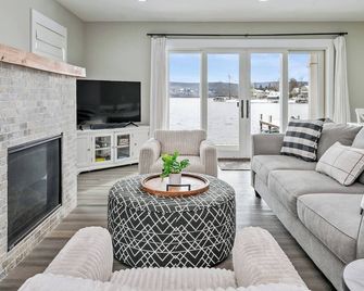 Lakefront | Dock | Hot Tub | Near Boat Launch - Naples - Sala de estar