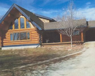 Three Level Log Home On Private 40 Acre Estate. - Swift Current - Gebäude