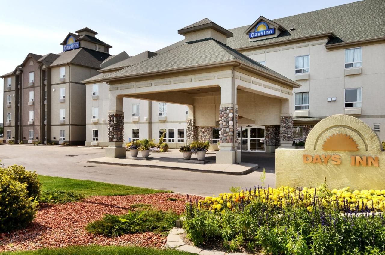 Days Inn by Wyndham Regina thumbnail 3