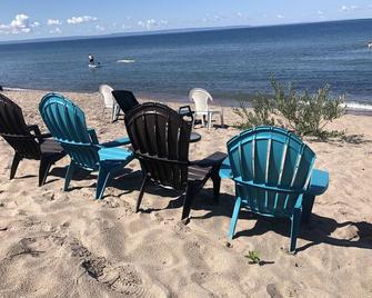 4BR Cottage-Private Sandy Beach across the street - amazing sunsets - Penetanguishene - Beach
