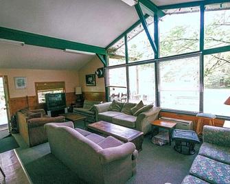 High Falls Bay Cottages, Camping & Waterpark - Bracebridge