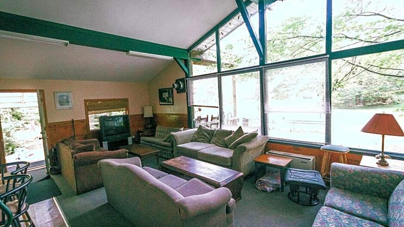 High Falls Bay Cottages, Camping & Waterpark