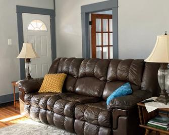 Entire house for your family while on vacation or extended work stay. - Hutchinson - Living room