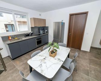 Family 2-Bedroom Maisonette - By Hostmt - Saint Paul’s Bay - Kitchen