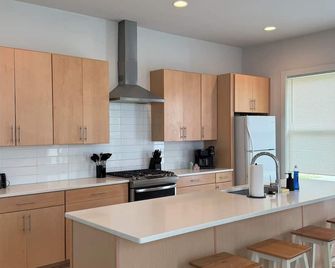 The Quiet Haven - Pool Table + Backyard - 7 Min to Uptown - Charlotte - Kitchen