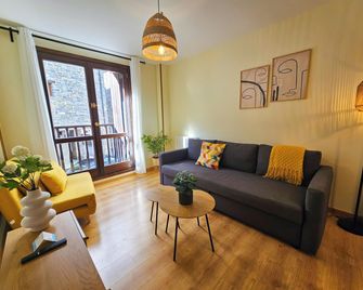 Apartamentos Escarrilla Suites 3000 - Escarrilla - Sala de estar
