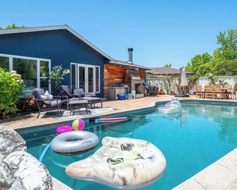 Close to Wine Country,3bed ,2bath Pool, Hot-tub, Cold Plunge - San Rafael - Pool