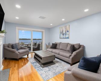 Yachts of Fun in Pawtuxet Village Cranston! - Cranston - Sala de estar