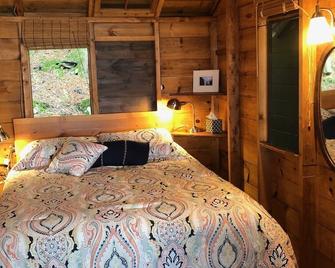 Lake Champlain camp, spacious deck, sunset & mountain views, beach and dock - Charlotte - Bedroom