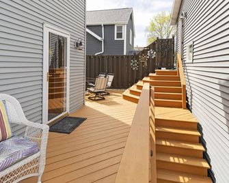 Rock-N-Kosh Bungalow On Rock And Bark Rivers - Your Family And Friends Getaway! - Fort Atkinson - Balcony