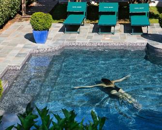 호텔 카스텔 브란도 - 에발룬가 - 수영장