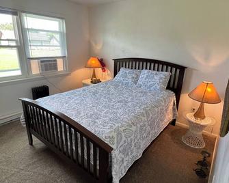 Lake View Retreat - Cambridge - Bedroom