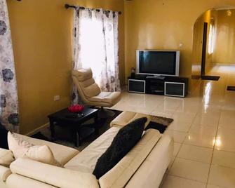 Charming 2-Bed House in Brusubi - Brusubi - Sala de estar