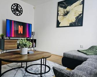 Stylish 3 Bed Home With Garden & Free Parking - Manchester - Living room