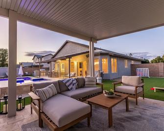 Walk to State Farm Stadium, Spring Training Heated Pool & Hot Tub! - Glendale - Patio