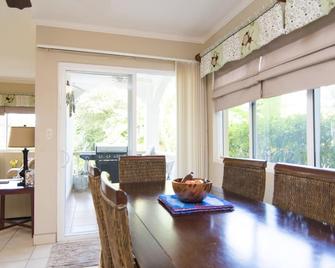 Now Thru Oct 31st receive a 40% discount when booking one month stay - Playa Hermosa - Dining room
