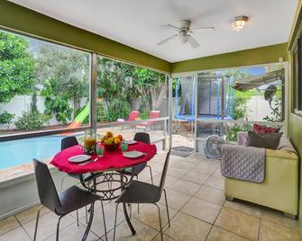 NEW Adorable Villa 7 min to Beach Trampoline - Deerfield Beach - Restaurant